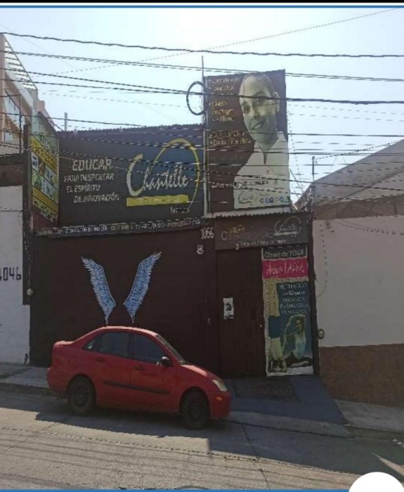 CASA MUY BONITA, AMPLIA, SUPER BIEN UBICADA, PARA INSTITUTO O COLEGIO, MUY BIEN UBICADA